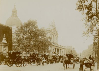 Una escena de calle concurrida con el Oratorio de Brompton de English Photographer